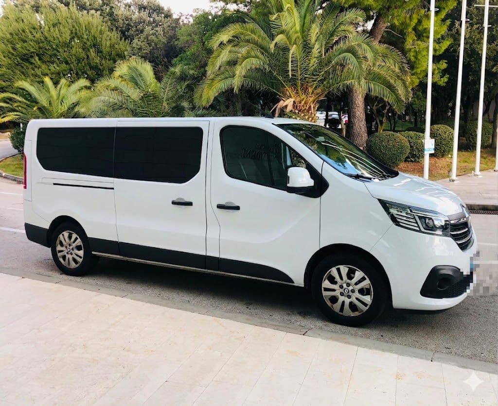 Renault Trafic Passenger - image 2